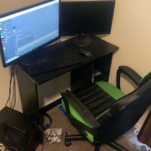 PC And Keyboard And Mouse Come With It !